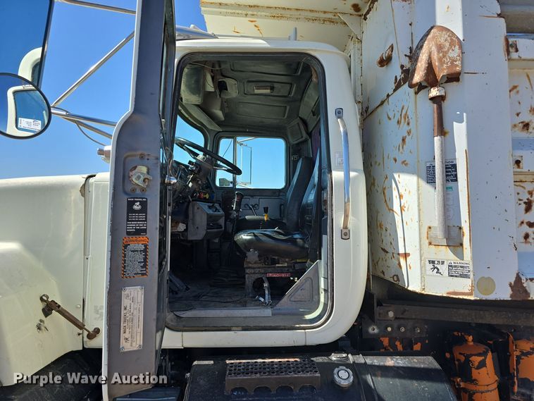 image for item DO5451 1999 Mack RD688S dump truck