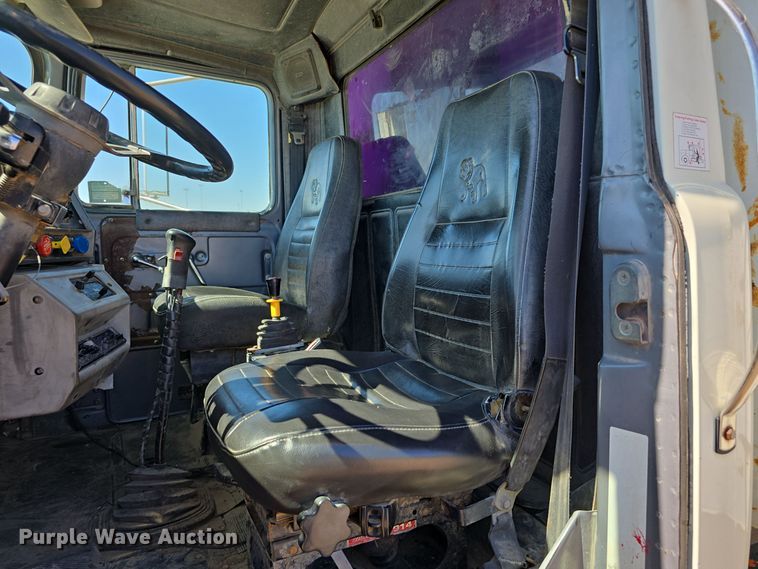 image for item DO5451 1999 Mack RD688S dump truck