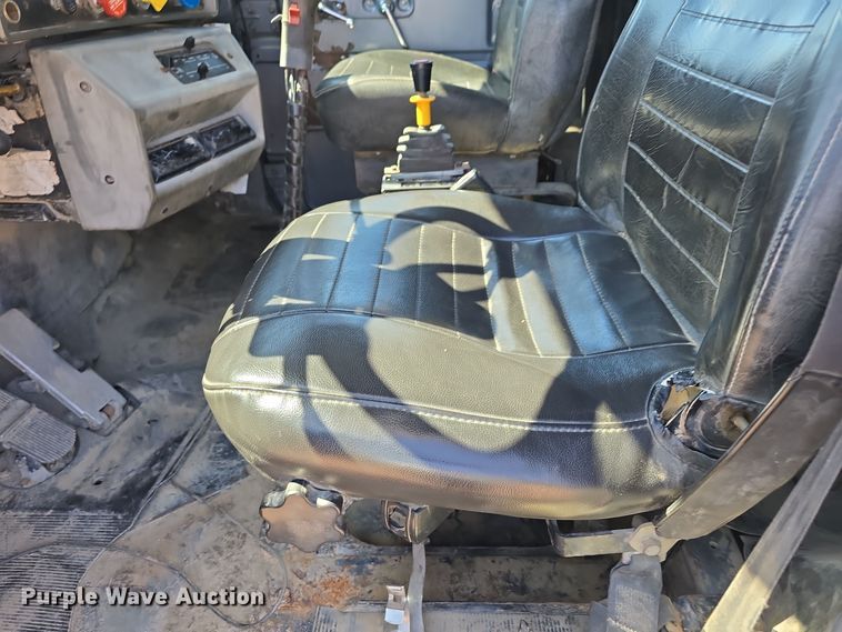 image for item DO5451 1999 Mack RD688S dump truck