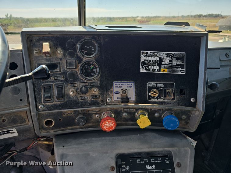 image for item DO5451 1999 Mack RD688S dump truck