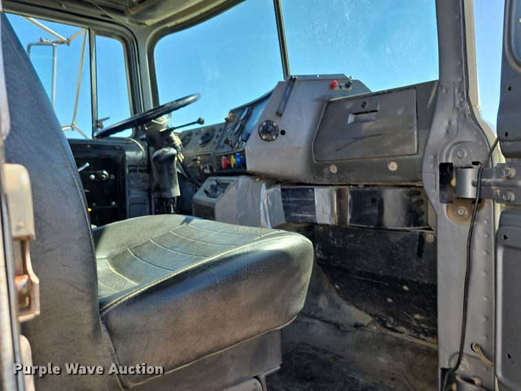 image for item DO5451 1999 Mack RD688S dump truck