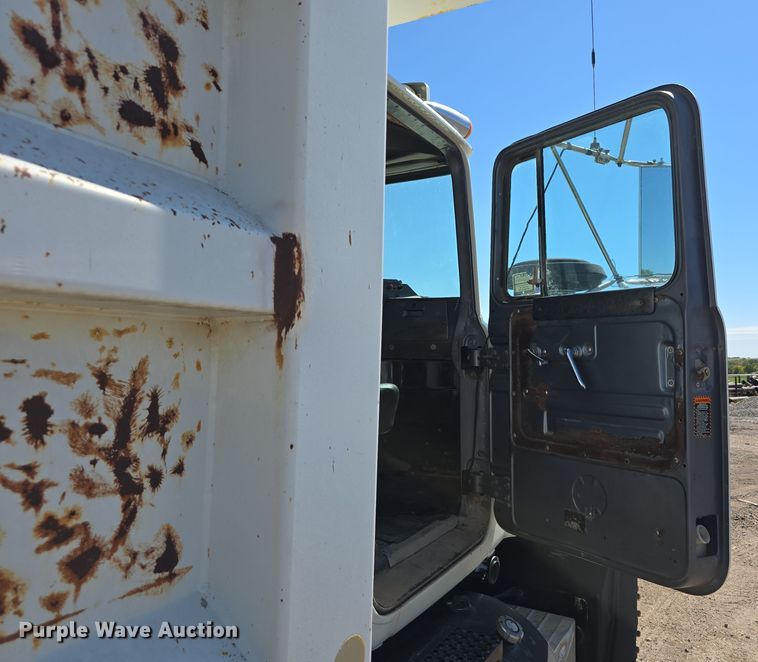 image for item DO5451 1999 Mack RD688S dump truck
