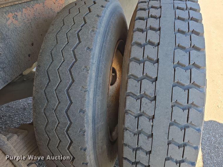 image for item DO5451 1999 Mack RD688S dump truck