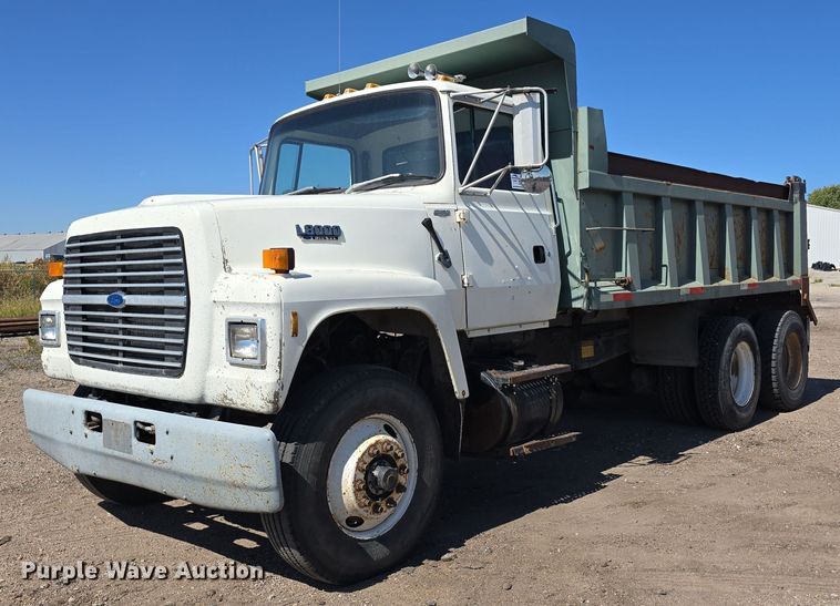 image for item DO5462 1994 Ford L8000 dump truck