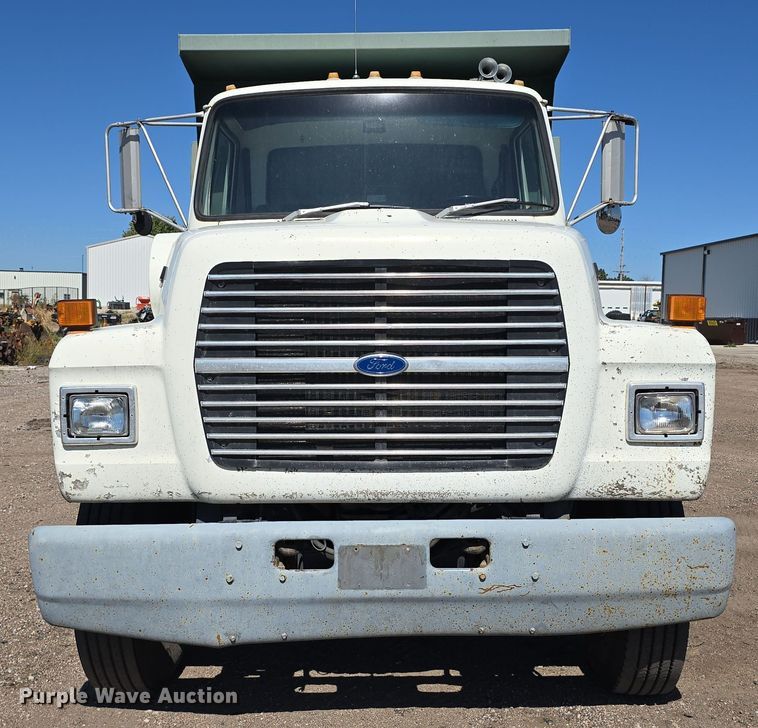 image for item DO5462 1994 Ford L8000 dump truck