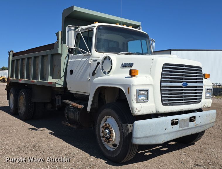 image for item DO5462 1994 Ford L8000 dump truck