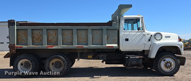 image for item DO5462 1994 Ford L8000 dump truck