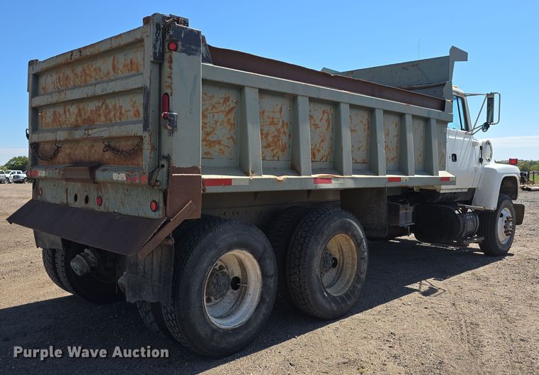 image for item DO5462 1994 Ford L8000 dump truck
