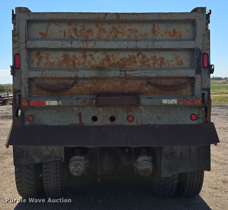 image for item DO5462 1994 Ford L8000 dump truck