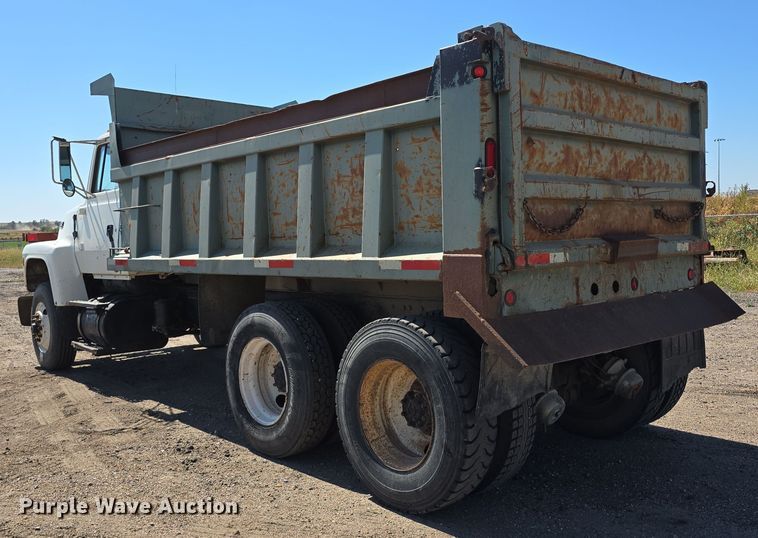 image for item DO5462 1994 Ford L8000 dump truck
