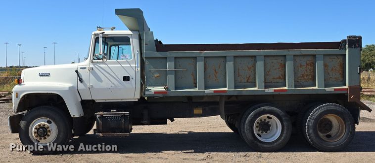 image for item DO5462 1994 Ford L8000 dump truck