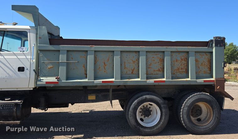 image for item DO5462 1994 Ford L8000 dump truck