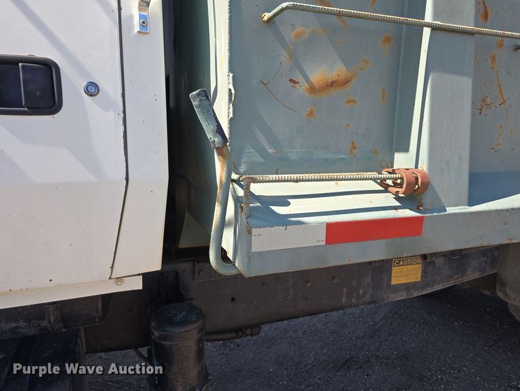 image for item DO5462 1994 Ford L8000 dump truck