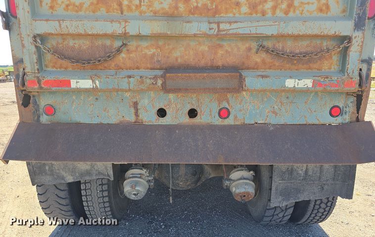 image for item DO5462 1994 Ford L8000 dump truck