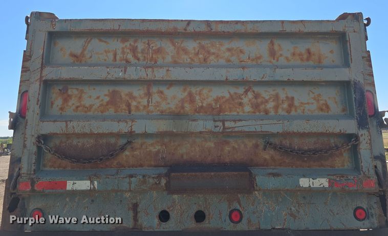 image for item DO5462 1994 Ford L8000 dump truck