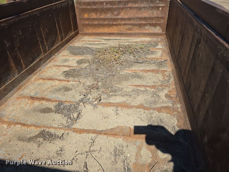 image for item DO5462 1994 Ford L8000 dump truck