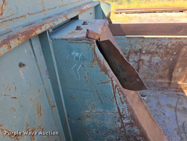 image for item DO5462 1994 Ford L8000 dump truck