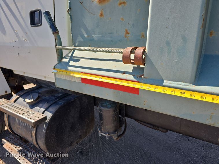 image for item DO5462 1994 Ford L8000 dump truck