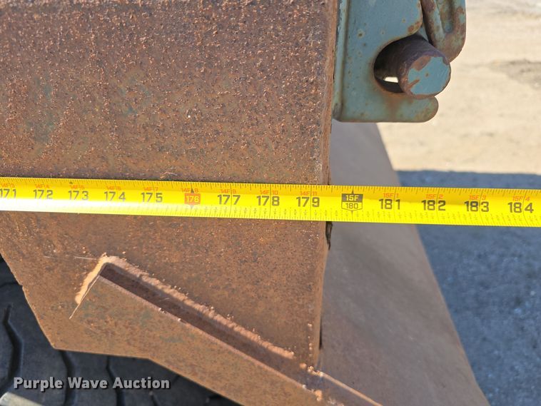 image for item DO5462 1994 Ford L8000 dump truck