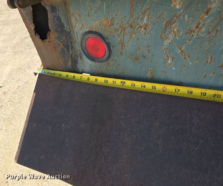 image for item DO5462 1994 Ford L8000 dump truck