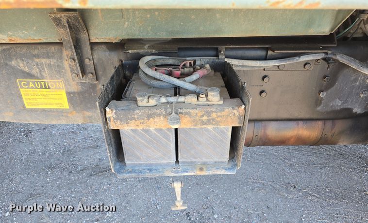 image for item DO5462 1994 Ford L8000 dump truck