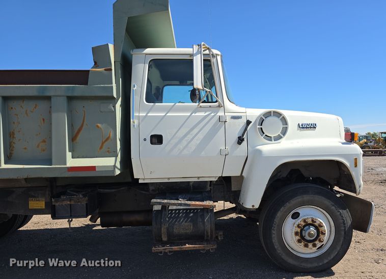 image for item DO5462 1994 Ford L8000 dump truck