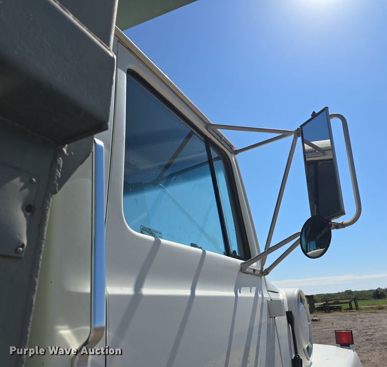 image for item DO5462 1994 Ford L8000 dump truck