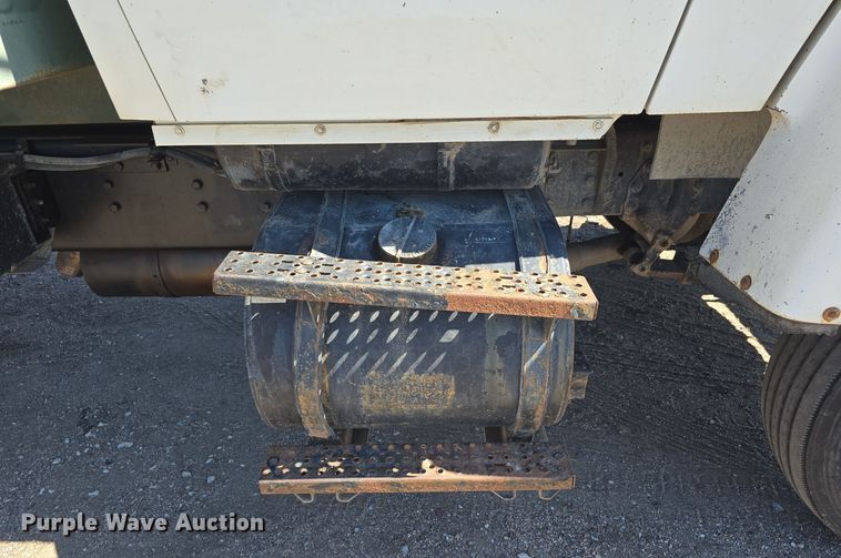 image for item DO5462 1994 Ford L8000 dump truck