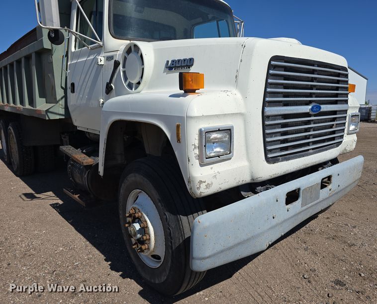 image for item DO5462 1994 Ford L8000 dump truck
