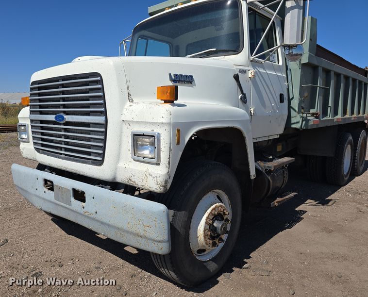 image for item DO5462 1994 Ford L8000 dump truck