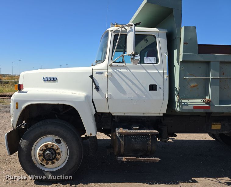 image for item DO5462 1994 Ford L8000 dump truck