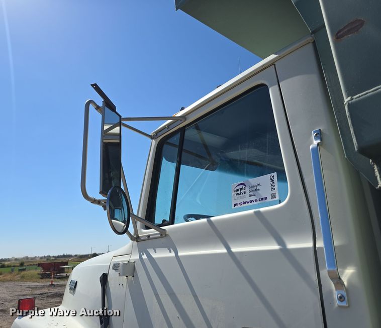 image for item DO5462 1994 Ford L8000 dump truck