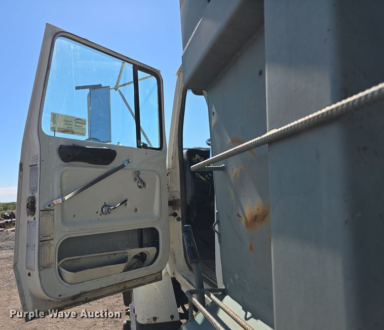 image for item DO5462 1994 Ford L8000 dump truck