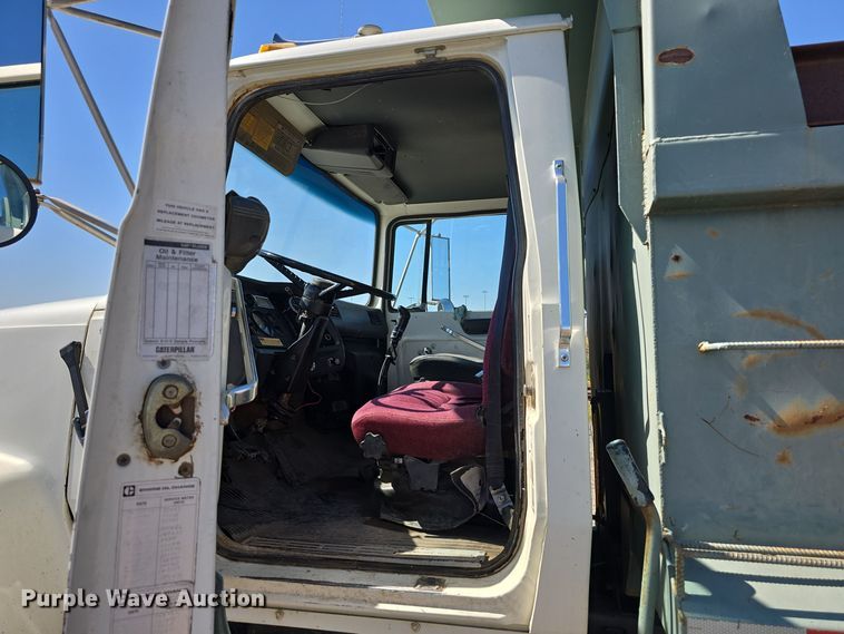 image for item DO5462 1994 Ford L8000 dump truck