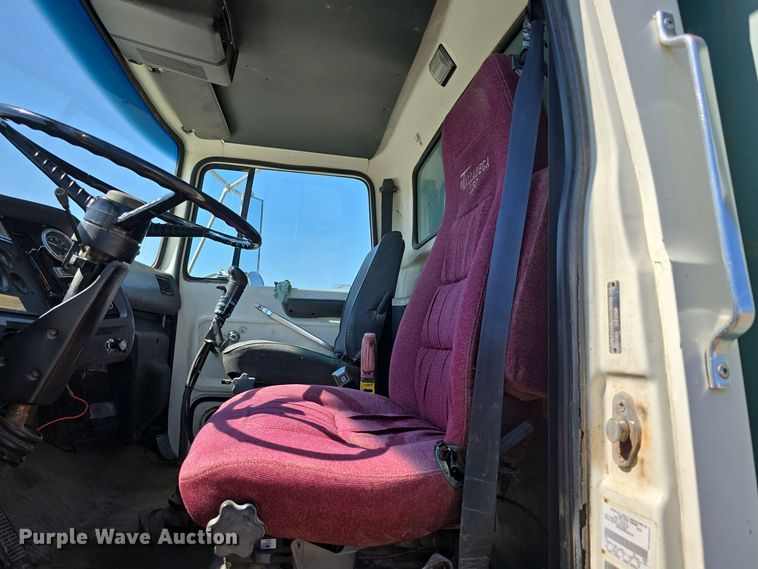 image for item DO5462 1994 Ford L8000 dump truck