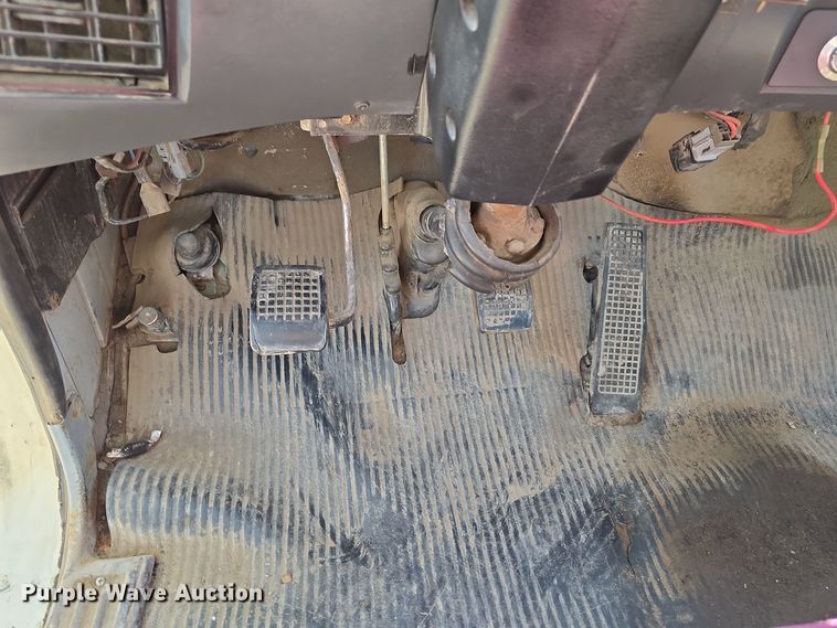 image for item DO5462 1994 Ford L8000 dump truck