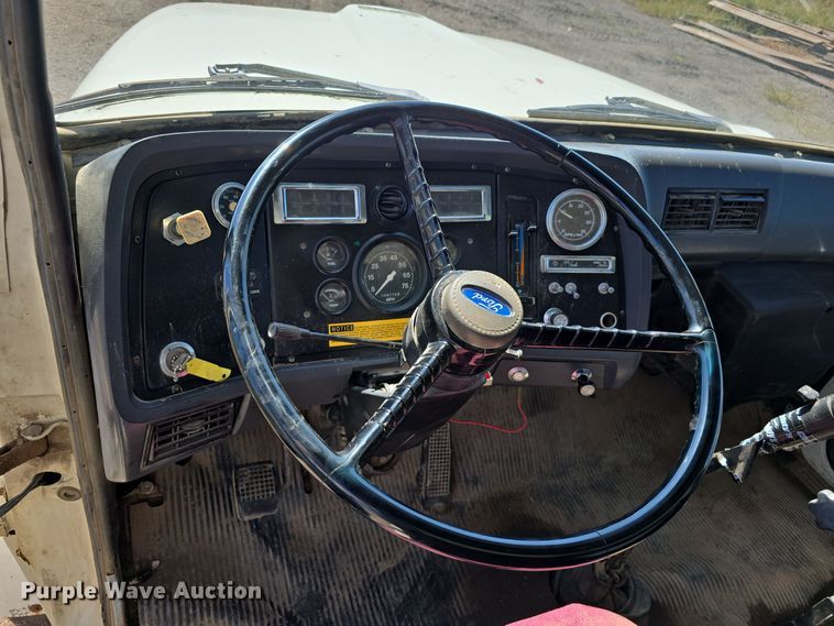 image for item DO5462 1994 Ford L8000 dump truck