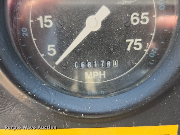 image for item DO5462 1994 Ford L8000 dump truck