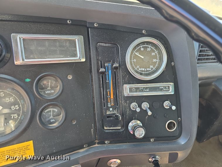 image for item DO5462 1994 Ford L8000 dump truck