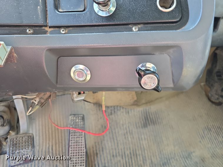 image for item DO5462 1994 Ford L8000 dump truck