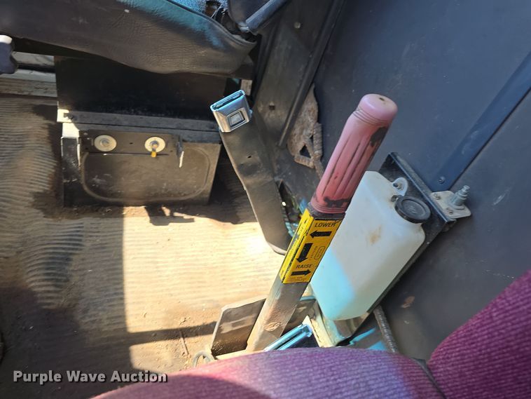 image for item DO5462 1994 Ford L8000 dump truck