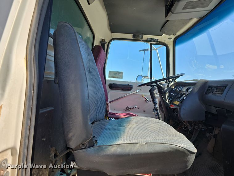 image for item DO5462 1994 Ford L8000 dump truck