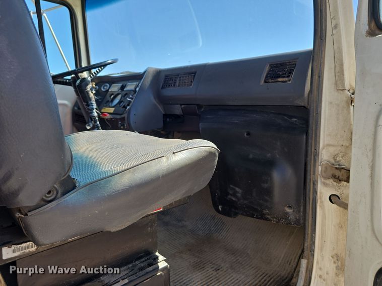 image for item DO5462 1994 Ford L8000 dump truck