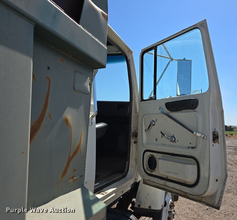 image for item DO5462 1994 Ford L8000 dump truck