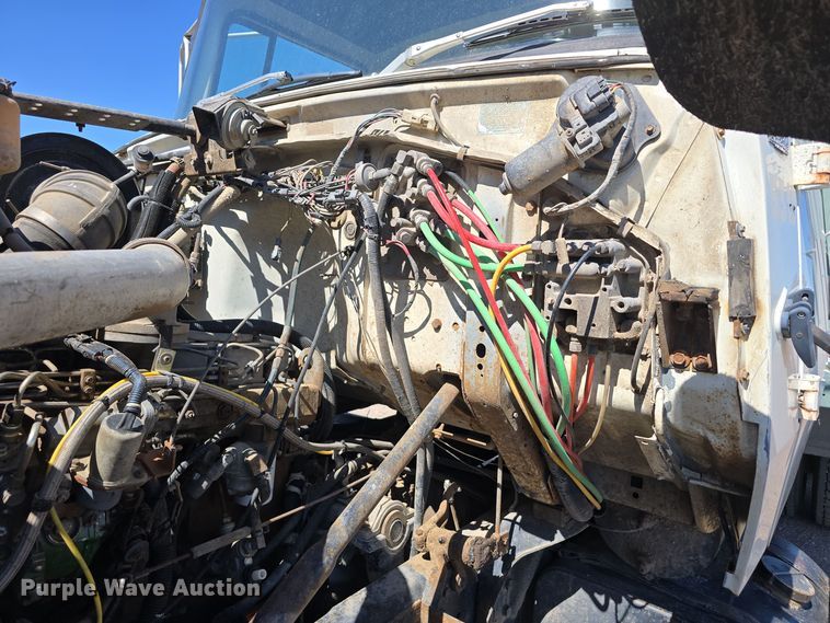 image for item DO5462 1994 Ford L8000 dump truck