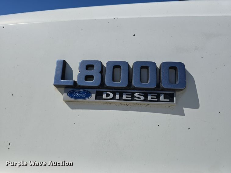image for item DO5462 1994 Ford L8000 dump truck
