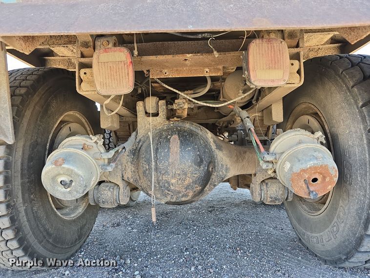 image for item DO5462 1994 Ford L8000 dump truck