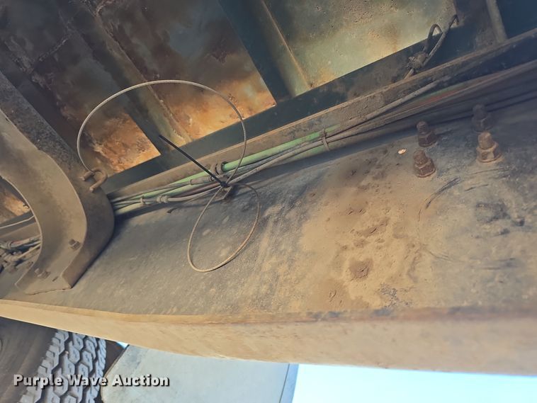 image for item DO5462 1994 Ford L8000 dump truck