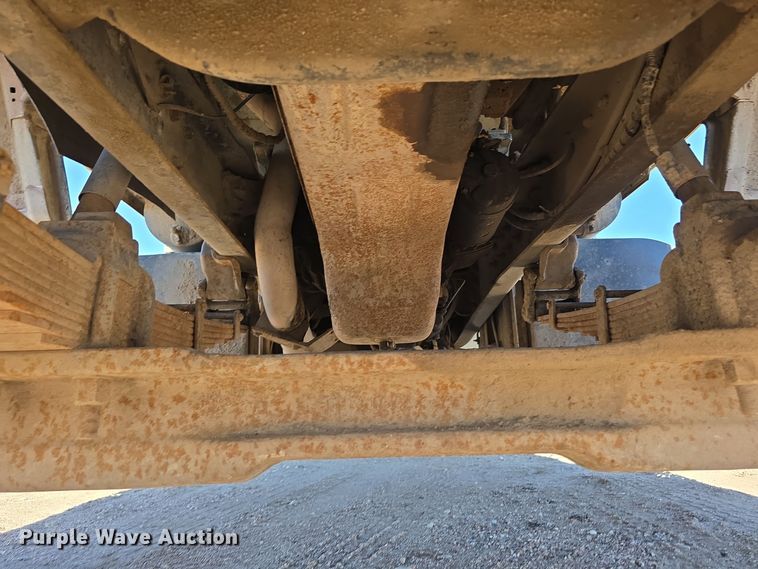 image for item DO5462 1994 Ford L8000 dump truck