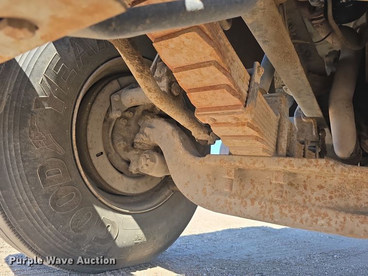 image for item DO5462 1994 Ford L8000 dump truck